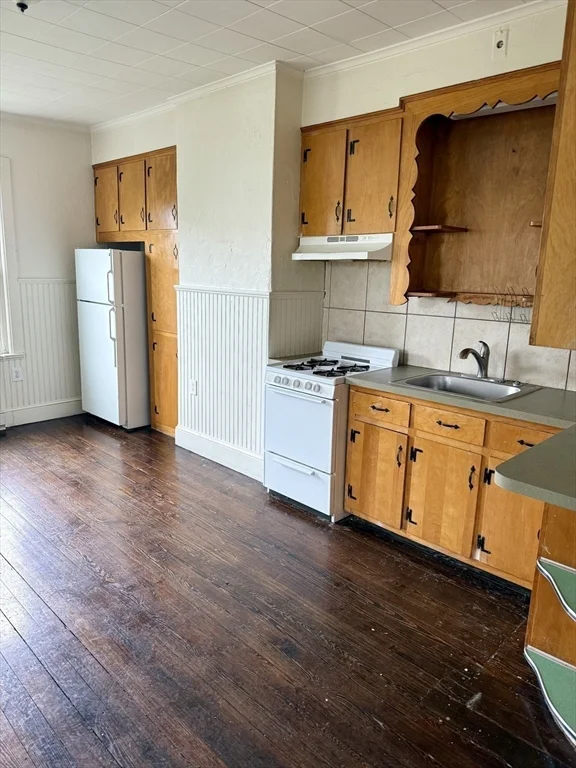 3 bed, 1 bath apartment for rent at 191 London Unit 3, East Boston — photo 2 of 9