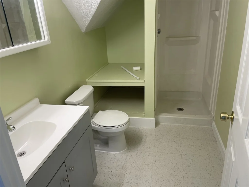 2 bed, 1 bath apartment for rent at 191 Walnut St Unit 3, Holyoke — photo 5 of 8