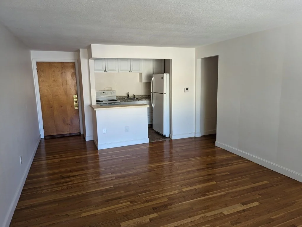 2 bed, 1 bath apartment for rent at 191 West Wyoming Ave Unit 26, Melrose — photo 3 of 22