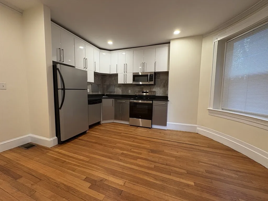 4 bed, 2 bath apartment for rent at 191 Winthrop Rd Unit 1, Aspinwall Hill — photo 2 of 15