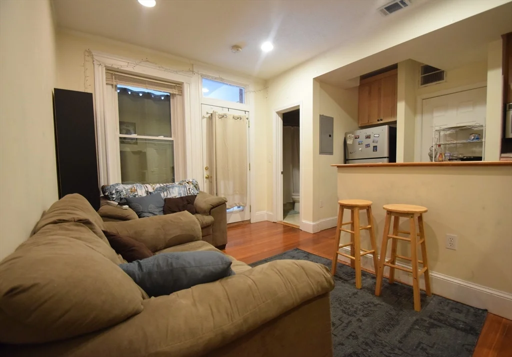 2 bed, 1 bath apartment for rent at 191 Winthrop Rd Unit 4, Washington Square — photo 4 of 7