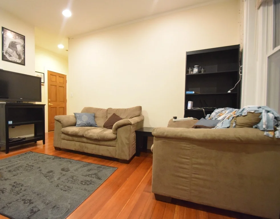 2 bed, 1 bath apartment for rent at 191 Winthrop Rd Unit 4, Washington Square — photo 5 of 7