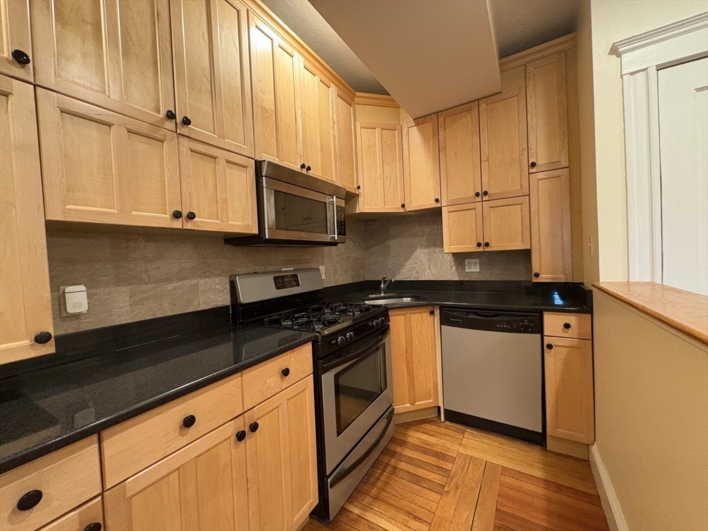 2 bed, 2 bath apartment for rent at 191 Winthrop Rd Unit 6, Brookline — photo 3 of 19