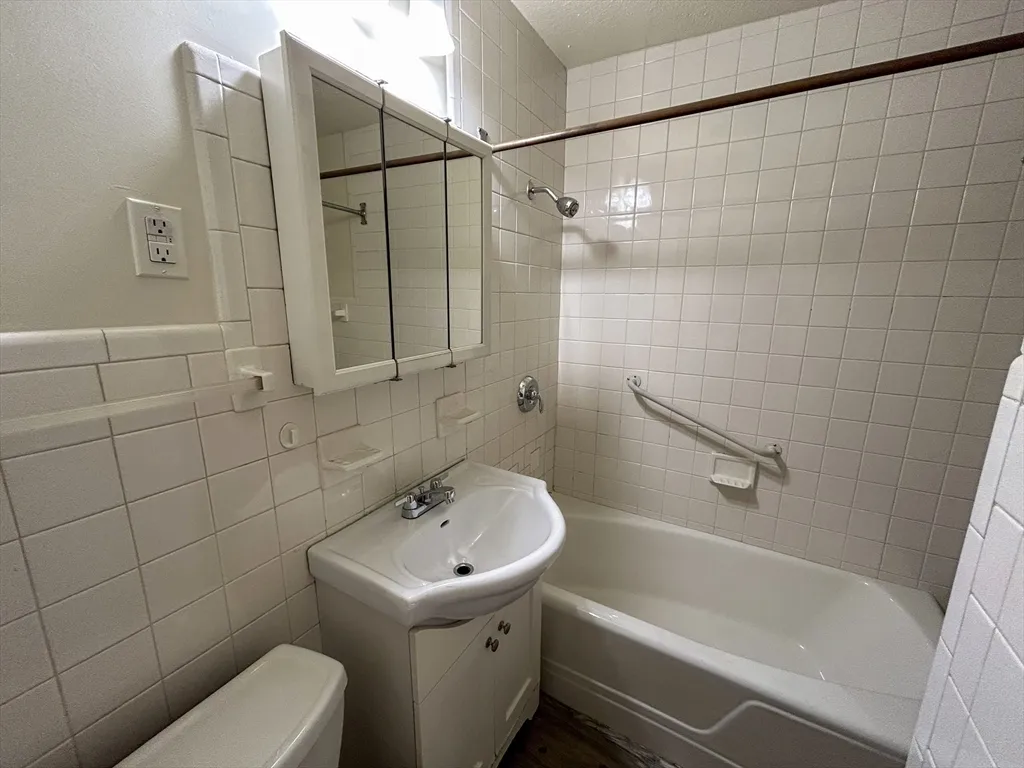 3 bed, 1 bath apartment for rent at 1911 River St Unit 2, Hyde Park — photo 16 of 16
