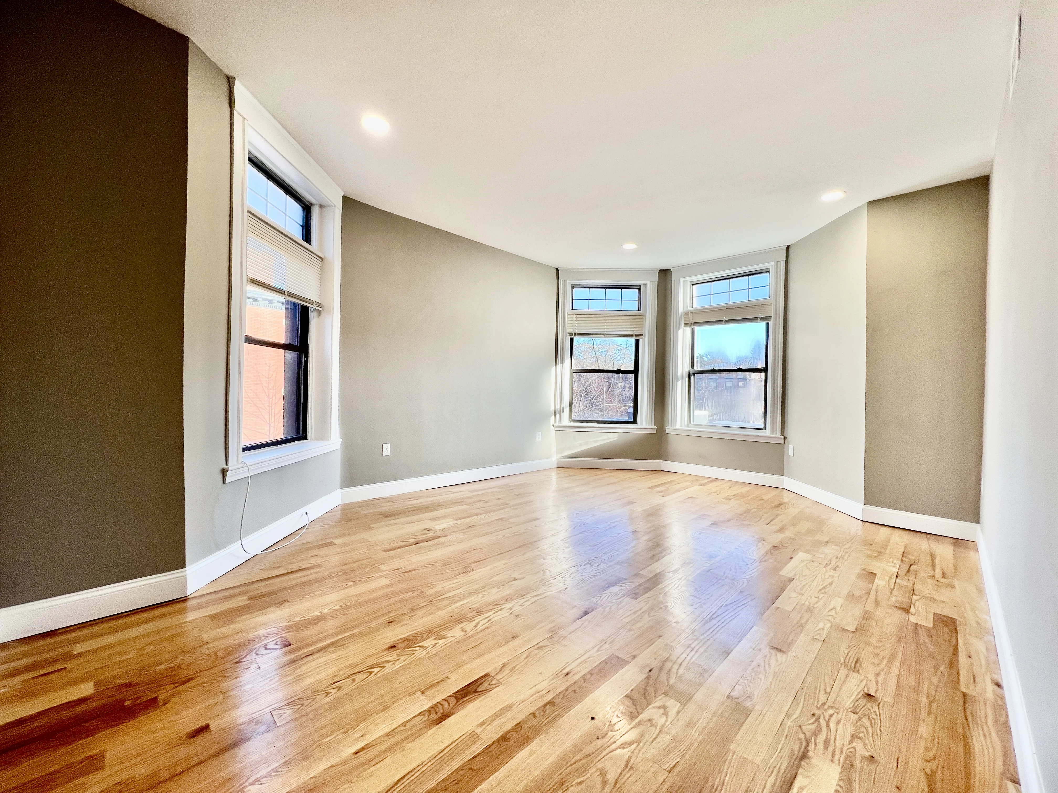 5 bed, 2 bath apartment for rent at 1914 Beacon St Unit 3, Brighton — photo 3 of 14