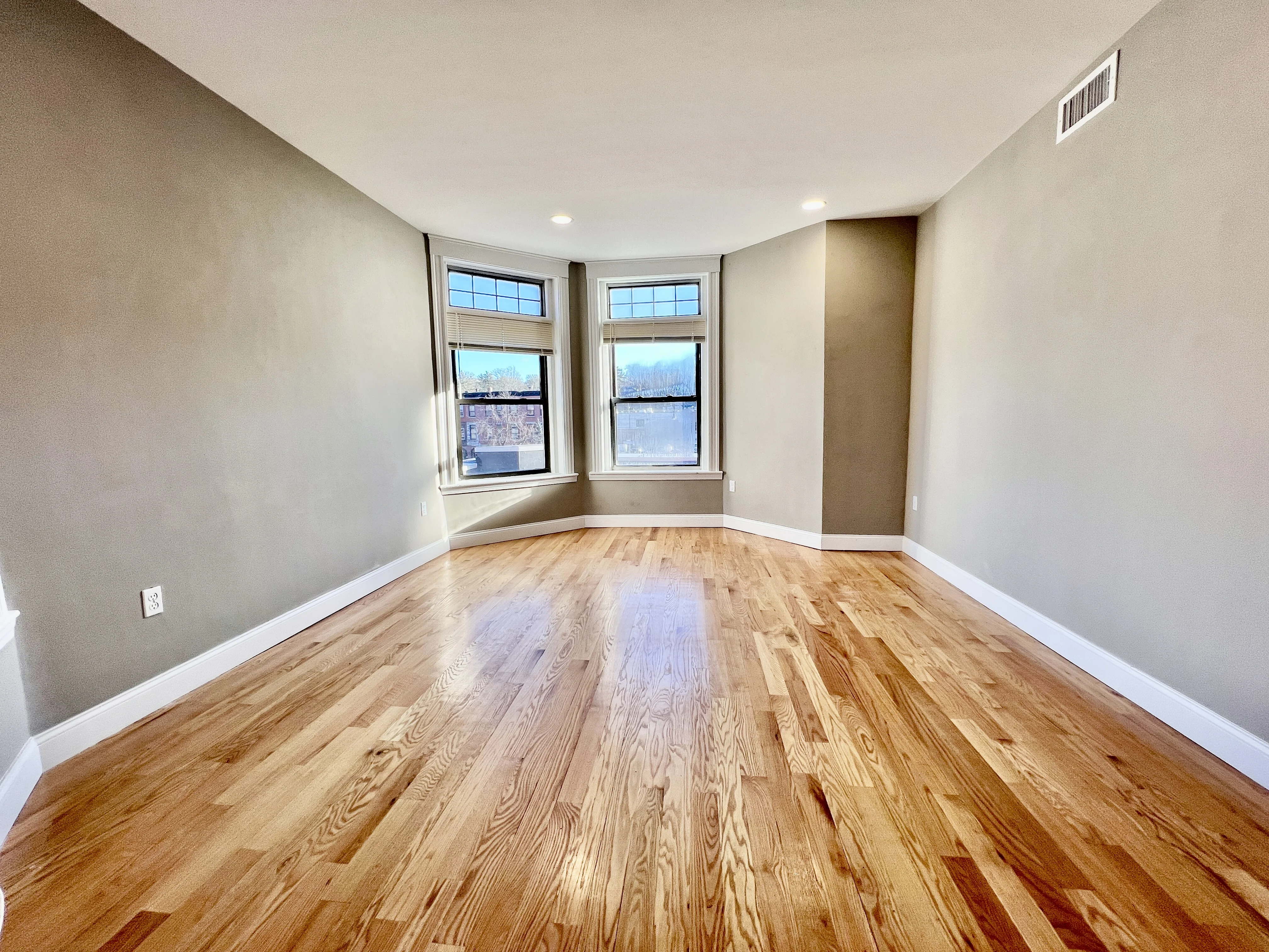 5 bed, 2 bath apartment for rent at 1914 Beacon St Unit 3, Brighton — photo 4 of 14