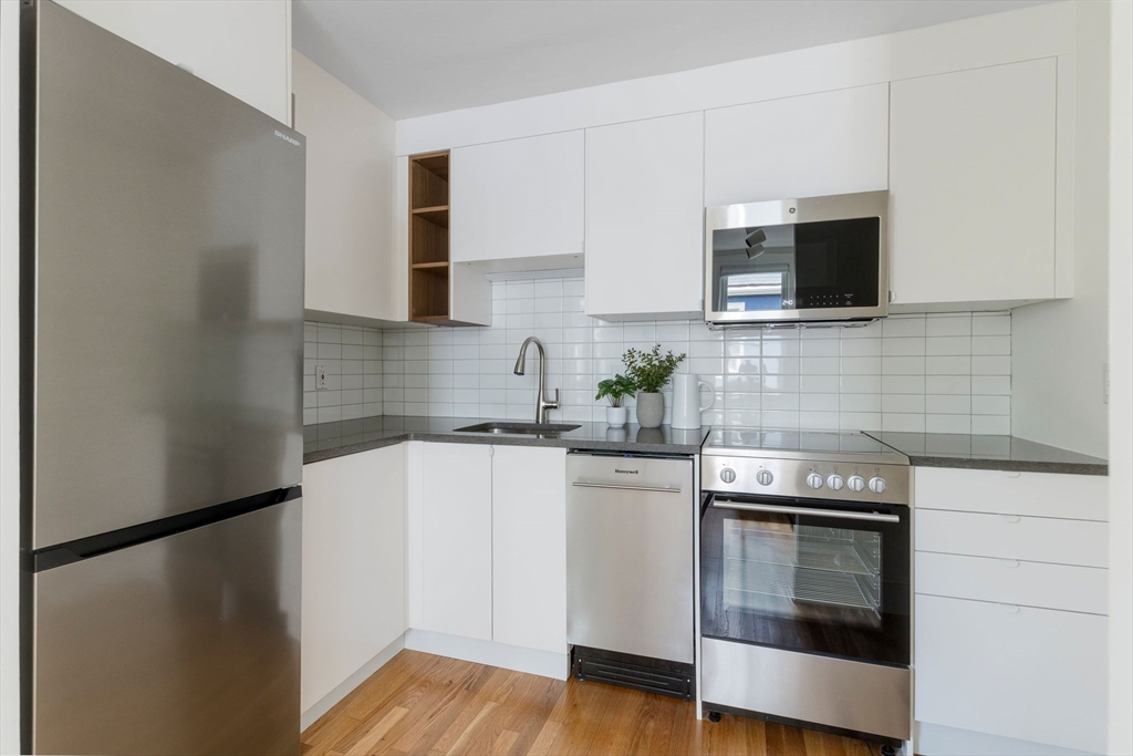2 bed, 1 bath apartment for rent at 192 Appleton St Unit 1, West Cambridge — photo 2 of 9
