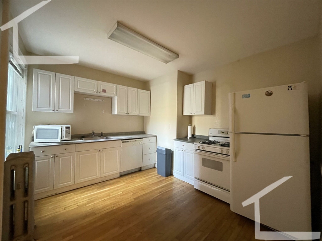 4 bed, 2 bath apartment for rent at 192 Kelton St Unit 1, Allston — photo 1 of 16