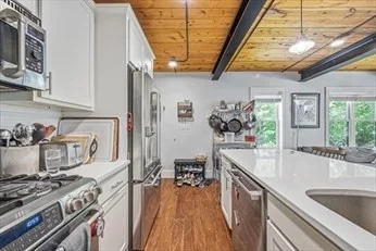 2 bed, 2 bath apartment for rent at 192 Raymond St Unit 4, Neighborhood Nine — photo 4 of 34
