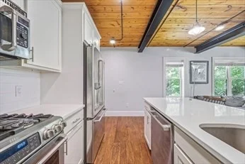 2 bed, 2 bath apartment for rent at 192 Raymond St Unit 4, Neighborhood Nine — photo 3 of 34