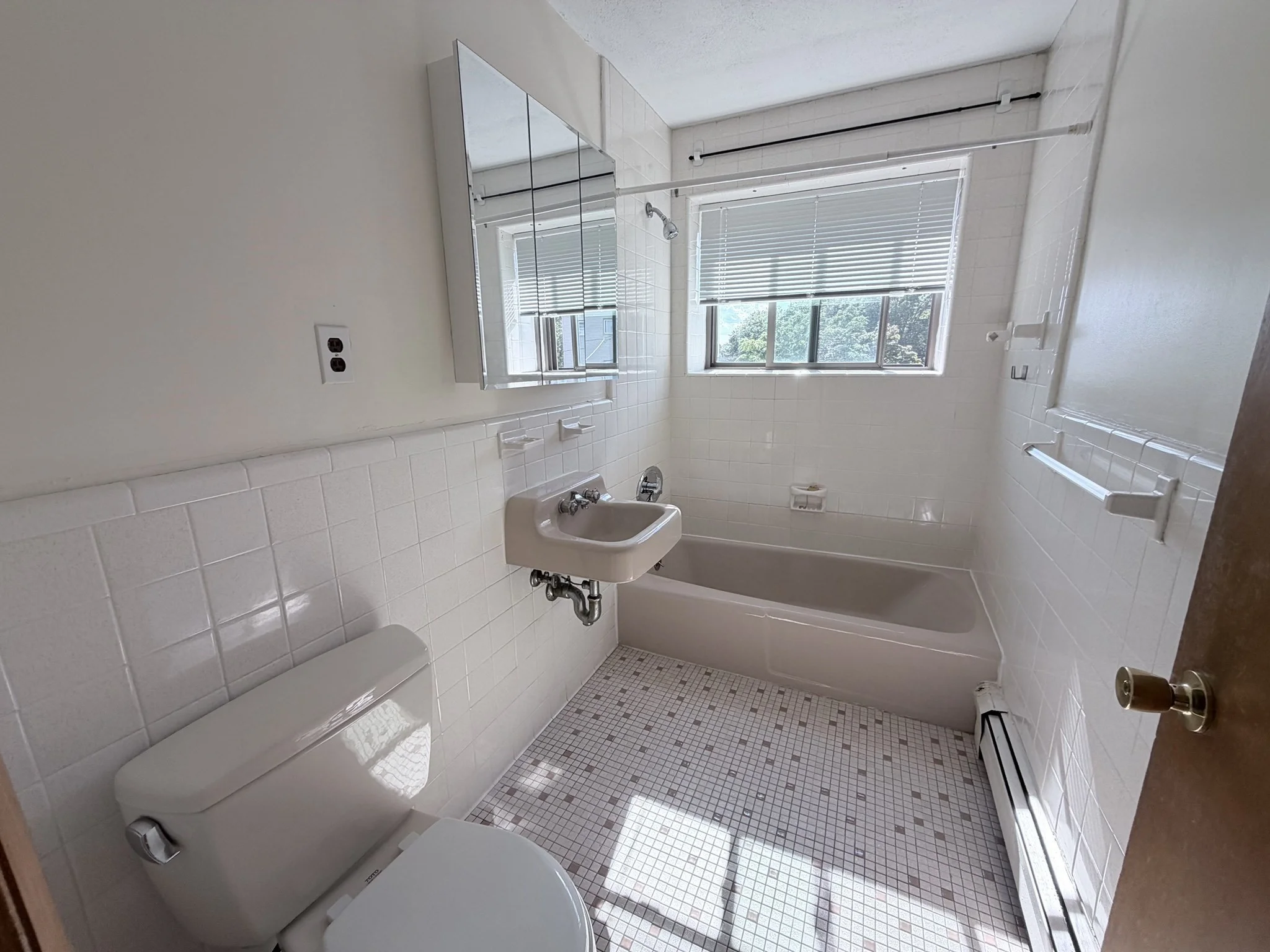 1 bed, 1 bath apartment for rent at 192 Salem St Unit 9, Glenwood — photo 6 of 12
