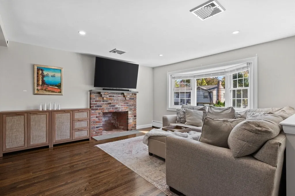 4 bed, 2 bath apartment for rent at 193 Bonham Rd Unit 1, Dedham — photo 4 of 24