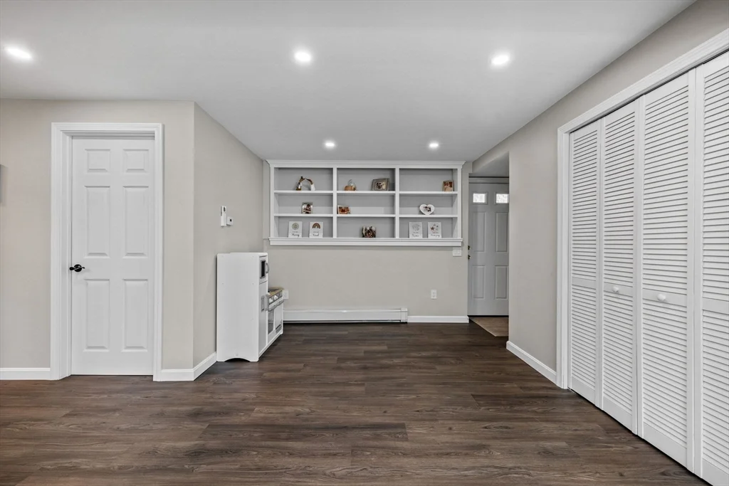 4 bed, 2 bath apartment for rent at 193 Bonham Rd Unit 193, Dedham — photo 15 of 24