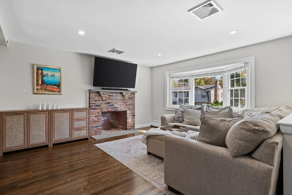 4 bed, 2 bath apartment for rent at 193 Bonham Rd Unit 193, Dedham — photo 4 of 24