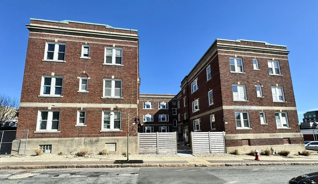 1 bed, 1 bath apartment for rent at 193 Elm St Unit 5, Center