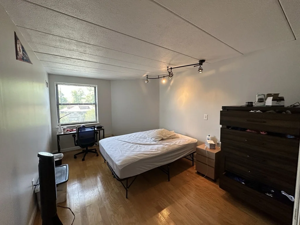 1 bed, 1 bath apartment for rent at 1933 Commonwealth Ave Unit 402, Brighton — photo 5 of 12