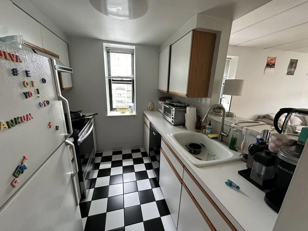 1 bed, 1 bath apartment for rent at 1933 Commonwealth Ave Unit 402, Brighton — photo 4 of 12