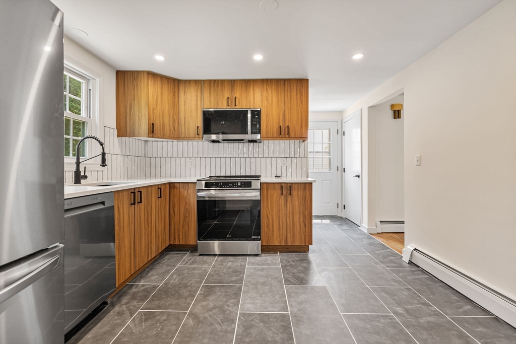 3 bed, 1 bath apartment for rent at 194 Glenellen Rd, West Roxbury — photo 4 of 27
