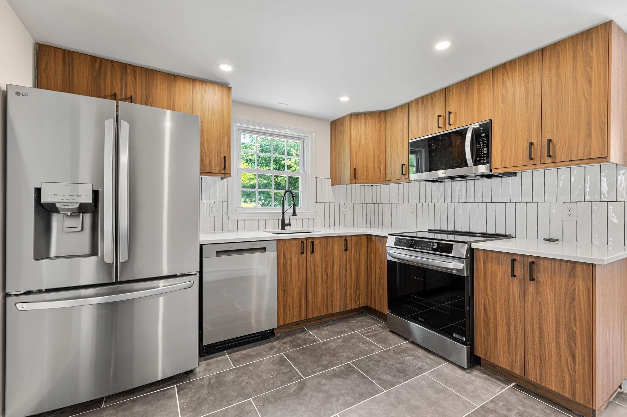 3 bed, 1 bath apartment for rent at 194 Glenellen Rd, West Roxbury — photo 2 of 15