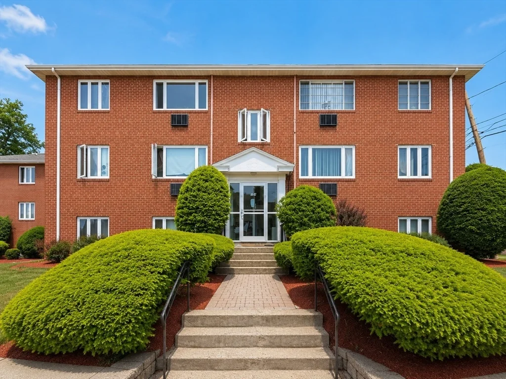 2 bed, 1 bath apartment for rent at 194 Lexignton St Unit U1, Watertown — photo 1 of 17