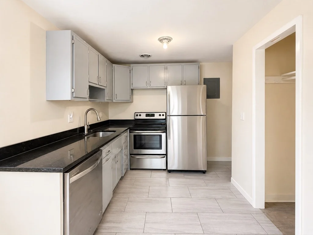 2 bed, 1 bath apartment for rent at 194 Lexignton St Unit U1, Watertown — photo 4 of 17