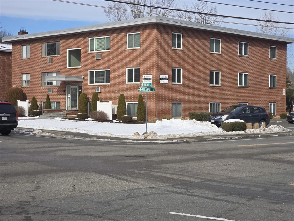 2 bed, 1 bath apartment for rent at 194 Lincoln St Unit 4, Stoughton