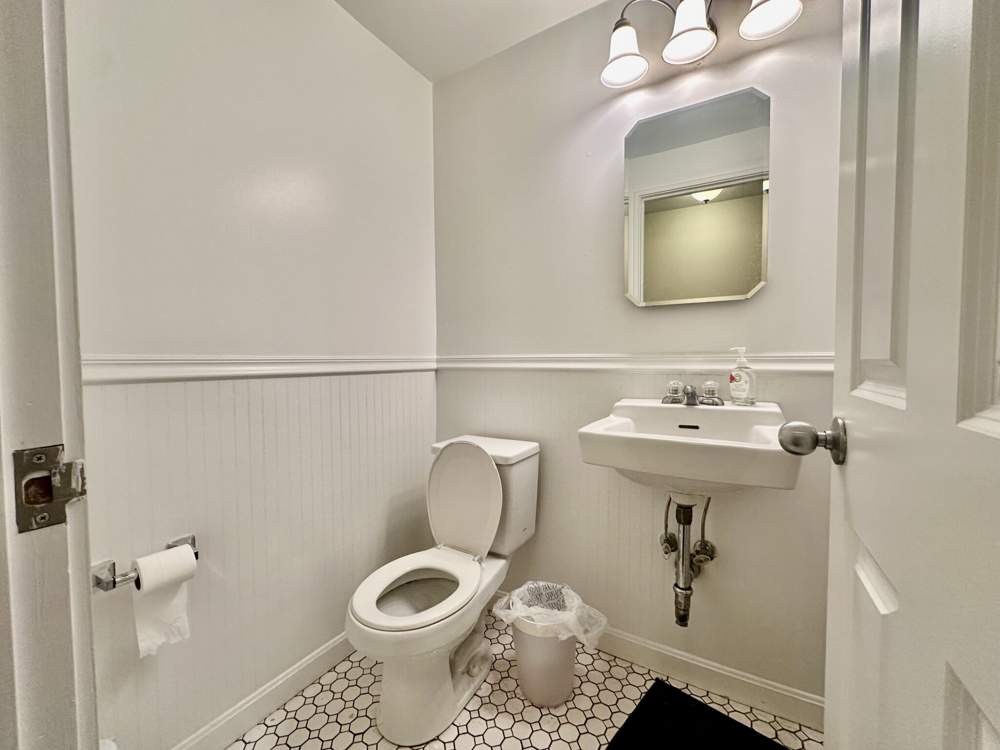 3 bed, 1.5 bath apartment for rent at 1942 Beacon St Unit 3A, Brighton — photo 7 of 8