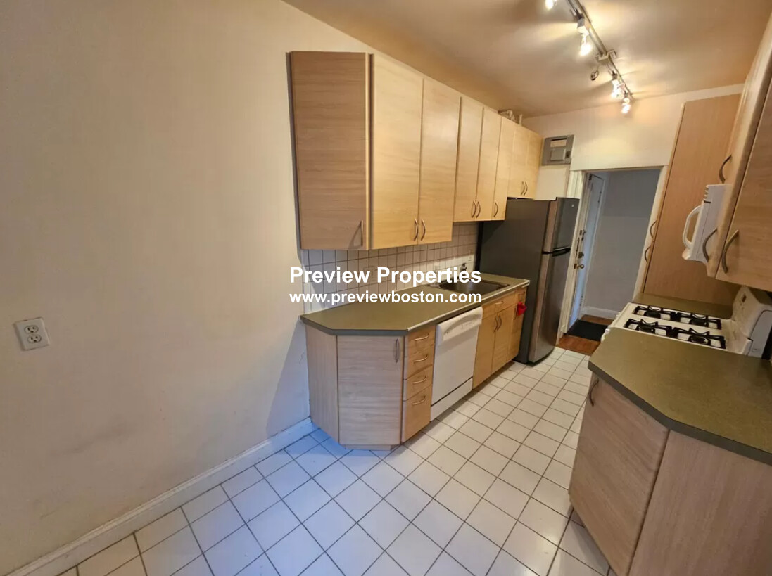 1 bed, 1 bath apartment for rent at 1945 Commonwealth Ave Unit 33P, Brighton — photo 5 of 12