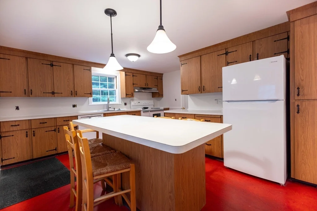 4 bed, 1 bath apartment for rent at 195 Dover Rd, Westwood — photo 5 of 38