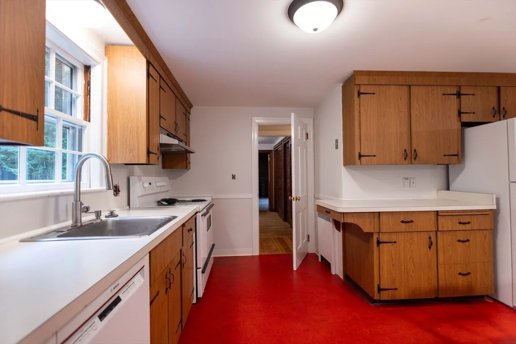 4 bed, 1 bath apartment for rent at 195 Dover Rd, Westwood — photo 6 of 38