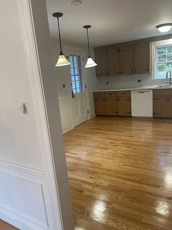 4 bed, 1 bath apartment for rent at 195 Dover Rd, Westwood — photo 8 of 38