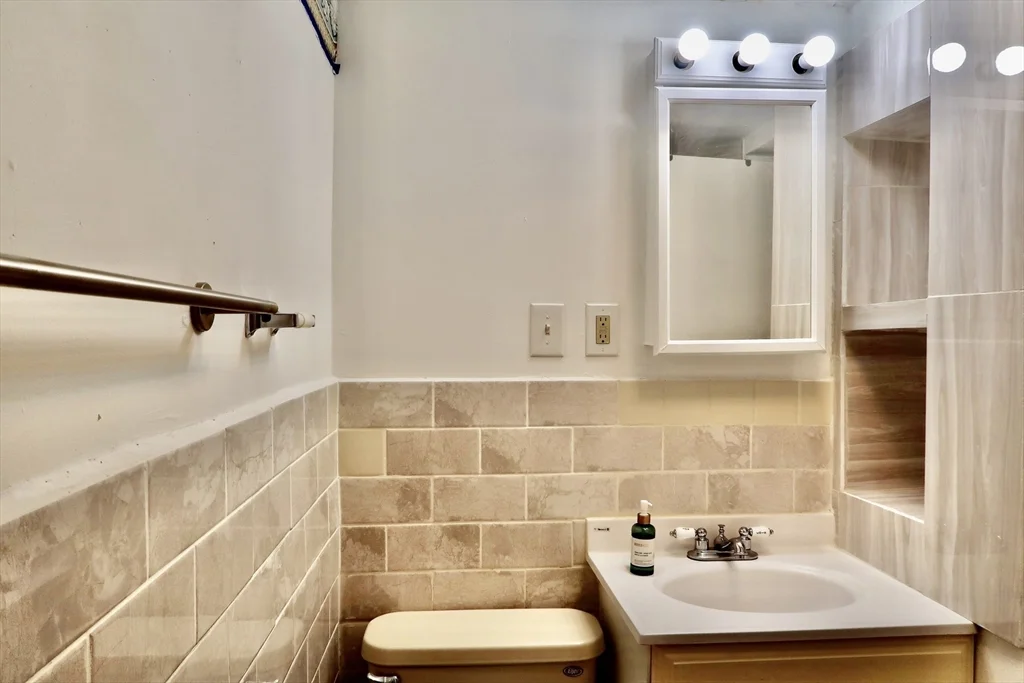 1 bed, 1 bath apartment for rent at 195 Independence Ave Unit 111, Quincy — photo 8 of 17