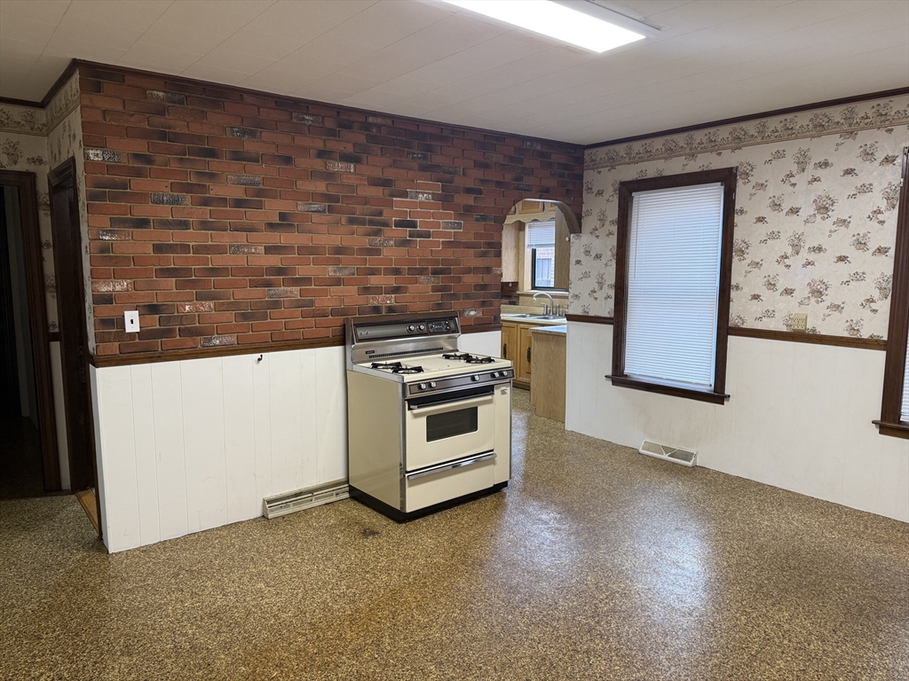 3 bed, 1 bath apartment for rent at 195 Millbury St Unit 1, Worcester — photo 5 of 15