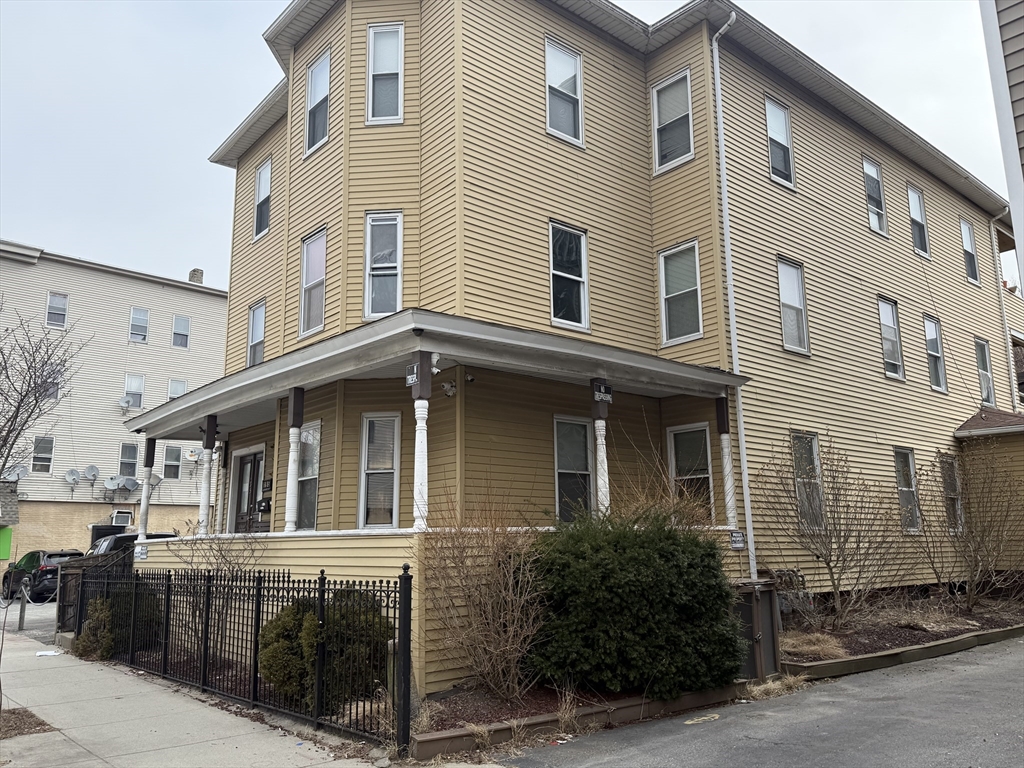 3 bed, 1 bath apartment for rent at 195 Millbury St Unit 1, Worcester — photo 2 of 15