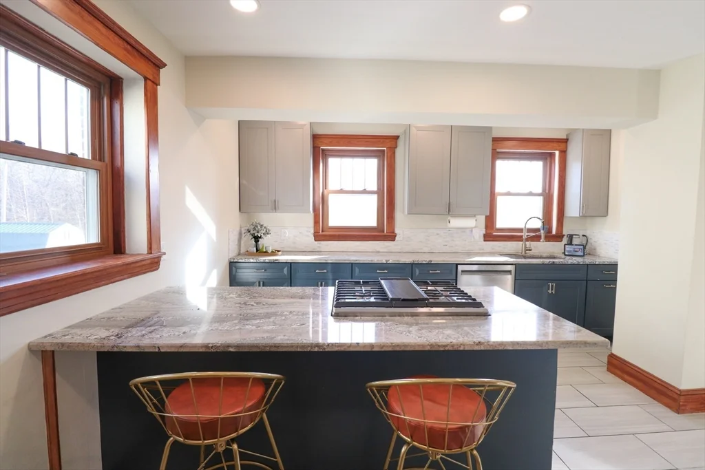 3 bed, 2 bath apartment for rent at 195 Sea St, Merrymount — photo 2 of 28
