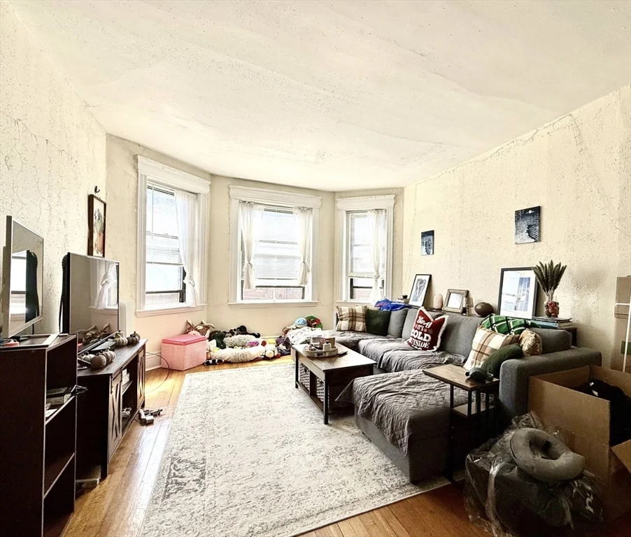 2 bed, 1 bath apartment for rent at 1957 Commonwealth Ave Unit 5, Brighton — photo 1 of 6