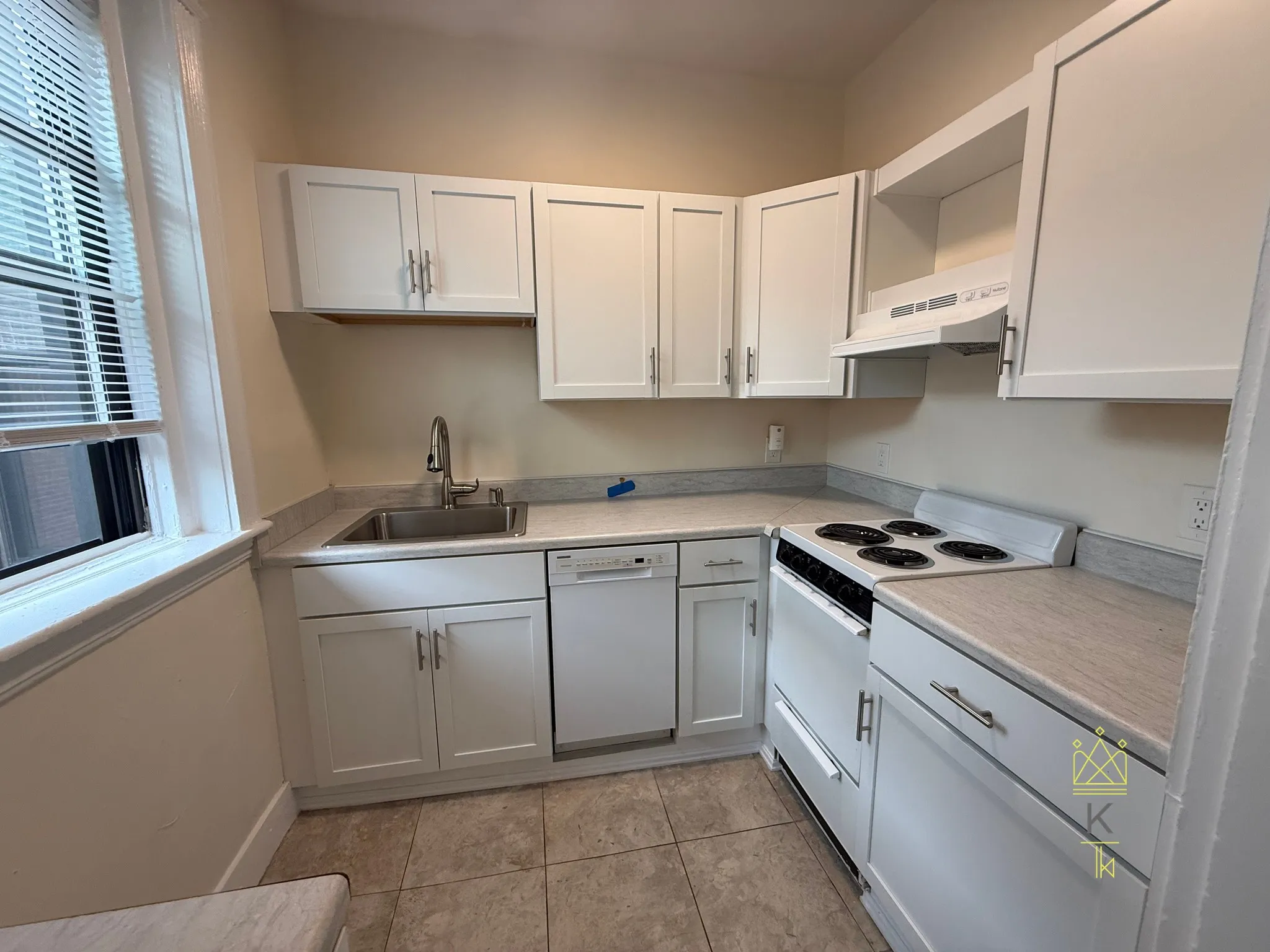 2.5 bed, 1 bath apartment for rent at 1959 Commonwealth Ave Unit 06, Brighton — photo 10 of 14