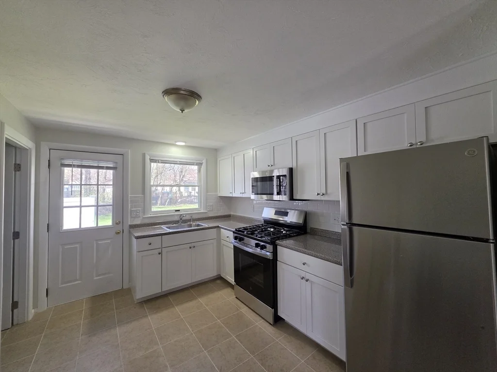 2 bed, 1 bath apartment for rent at 196 Manzella Ct Unit 0, Rockland — photo 4 of 14