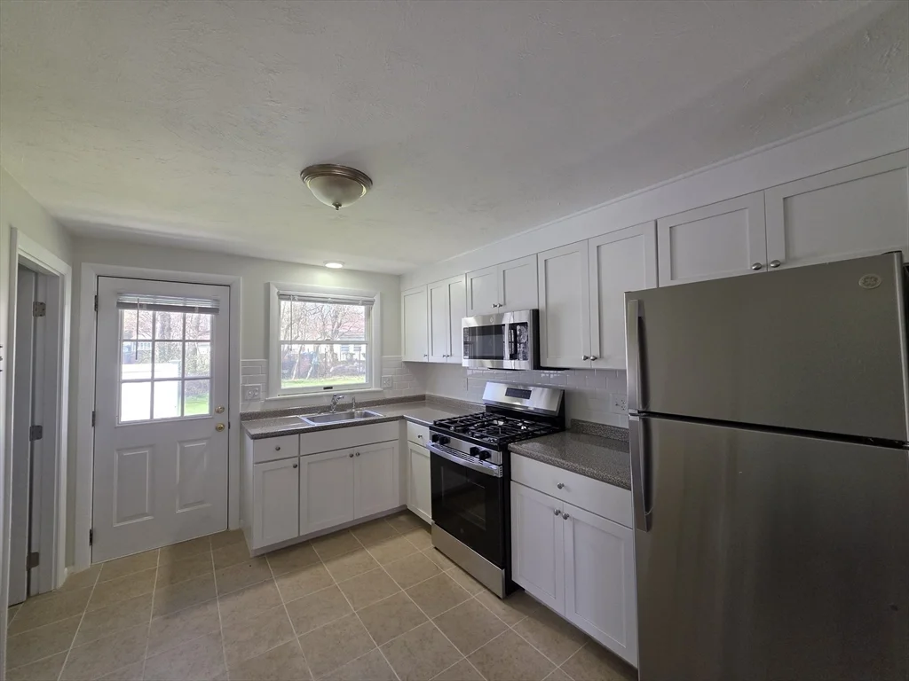 2 bed, 1 bath apartment for rent at 196 Manzella Ct Unit 0, Rockland — photo 5 of 14