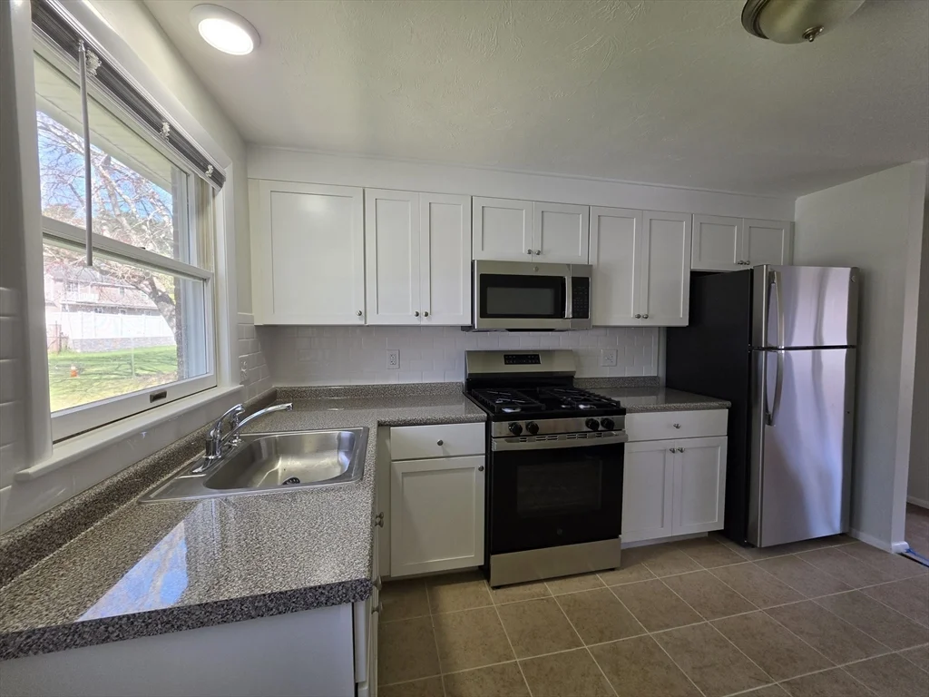 2 bed, 1 bath apartment for rent at 196 Manzella Ct Unit 0, Rockland — photo 3 of 14