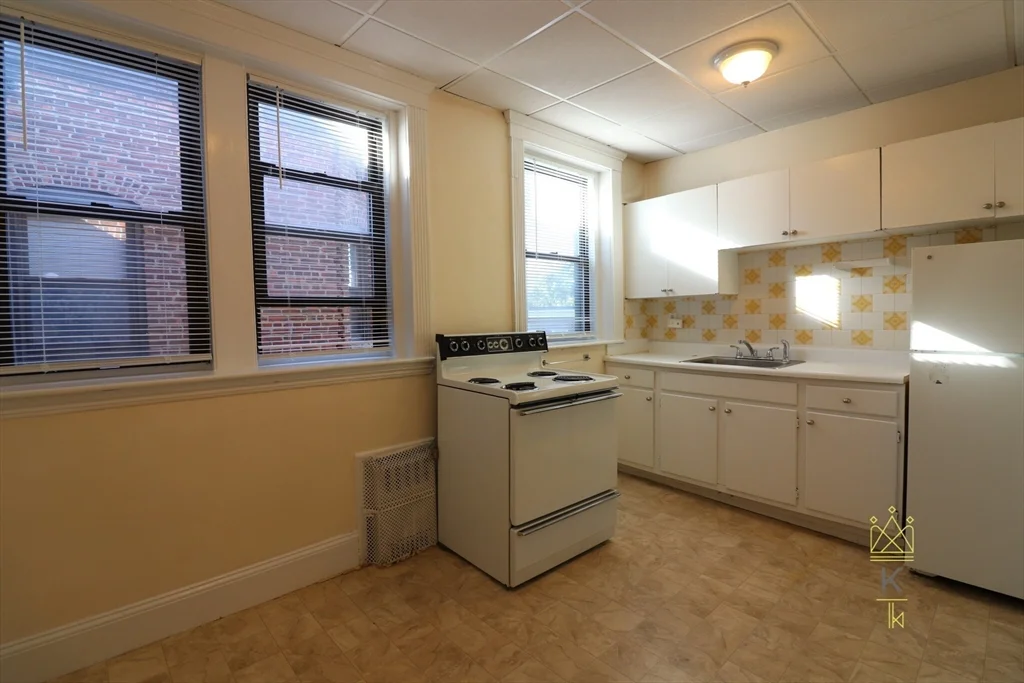 2 bed, 1 bath apartment for rent at 1961 Commonwealth Ave Unit 7, Brighton — photo 5 of 9