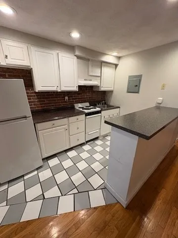 2 bed, 1 bath apartment for rent at 197 Beacon St Unit Br, Back Bay — photo 3 of 5