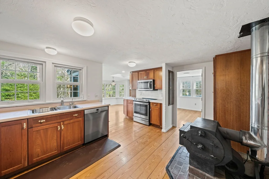 4 bed, 3 bath apartment for rent at 197 Circuit St, Hanover — photo 8 of 42