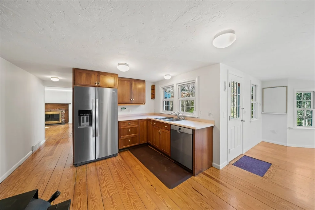 4 bed, 3 bath apartment for rent at 197 Circuit St, Hanover — photo 7 of 42
