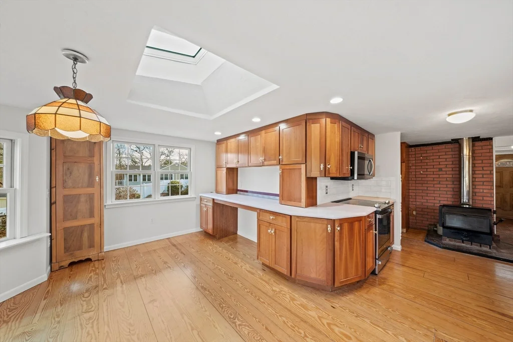 4 bed, 3 bath apartment for rent at 197 Circuit St, Hanover — photo 3 of 42
