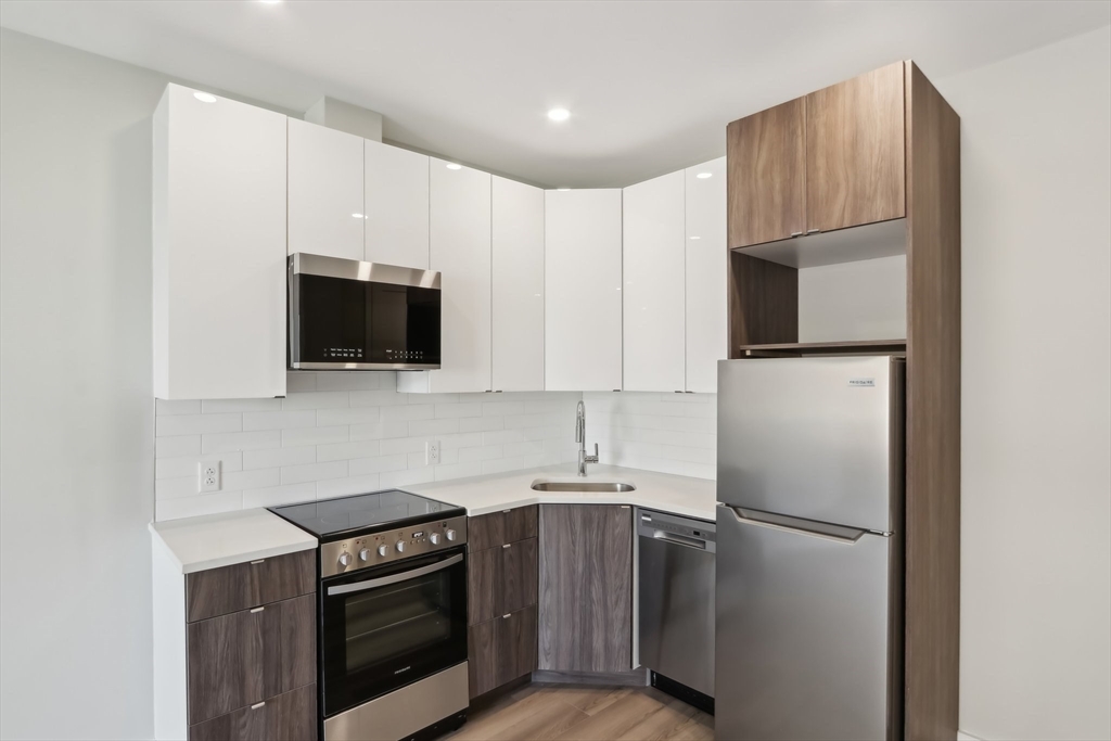 1 bed, 1 bath apartment for rent at 1970 Dorchester Ave Unit 413, Dorchester — photo 2 of 4