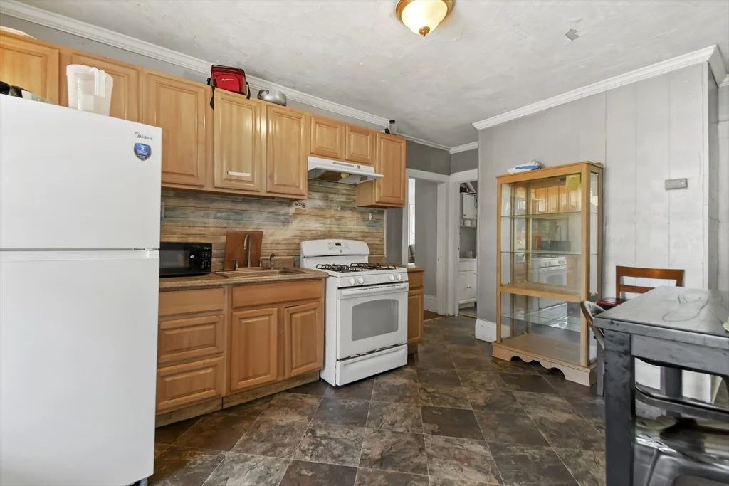 3 bed, 1 bath apartment for rent at 198-200 Blossom St Unit 2, Fitchburg — photo 7 of 15