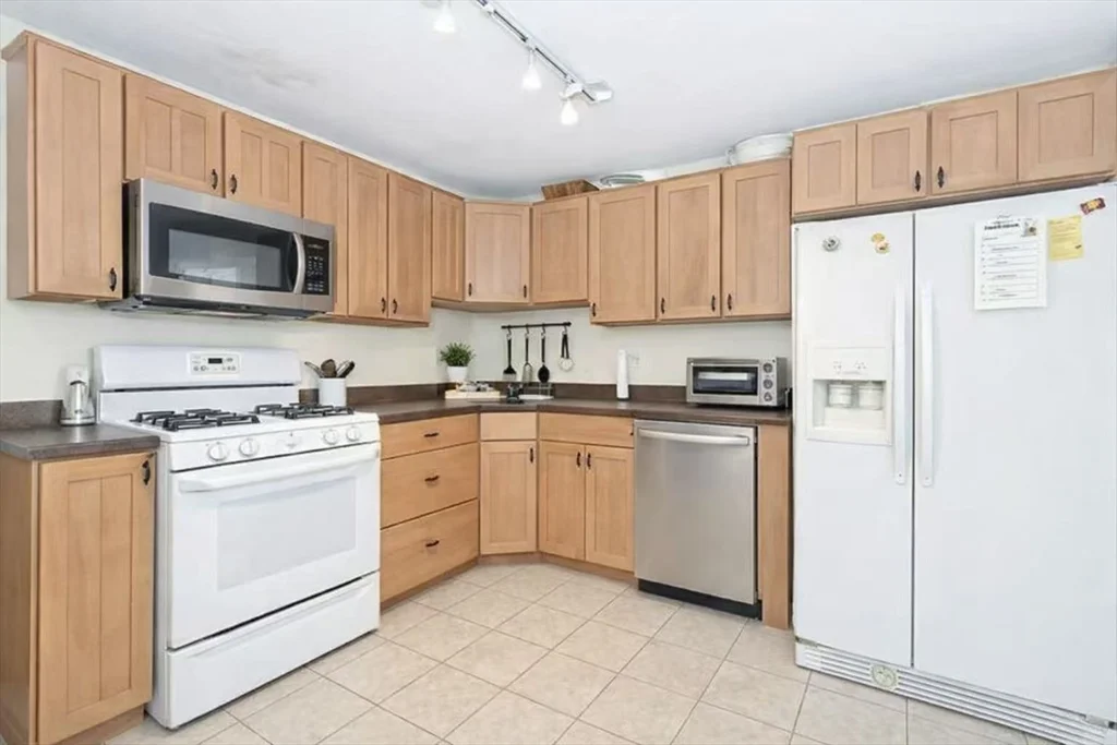 3 bed, 2 bath apartment for rent at 198 Cohasset St Unit 198, Worcester — photo 4 of 9