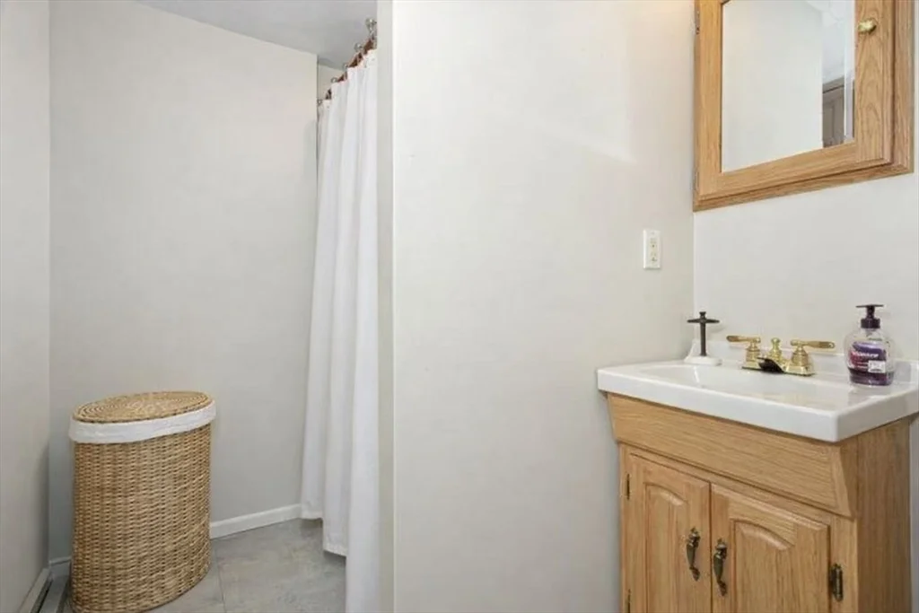 3 bed, 2 bath apartment for rent at 198 Cohasset St Unit 198, Worcester — photo 7 of 9