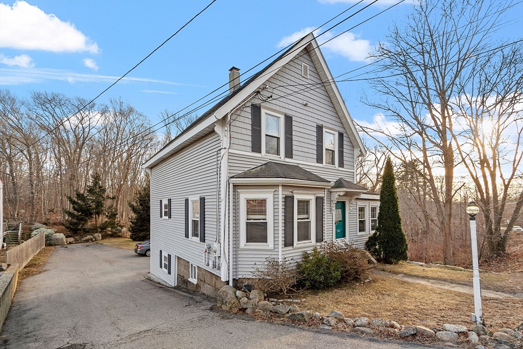 3 bed, 1 bath apartment for rent at 198 Main St Unit 1, Rockport — photo 1 of 25